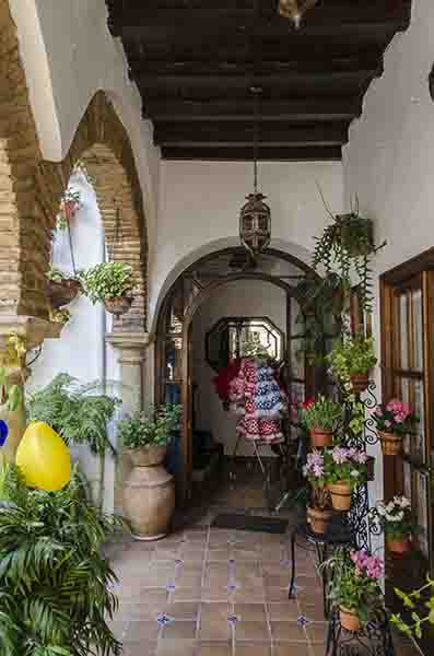Córdoba 188 - barrio san Basilio - Patios del Alcazar Viejo - calle San Basilio 20.jpg